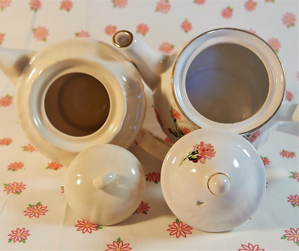 Two teapots same size but different openings, showing need for two different size of tea basket infusers.