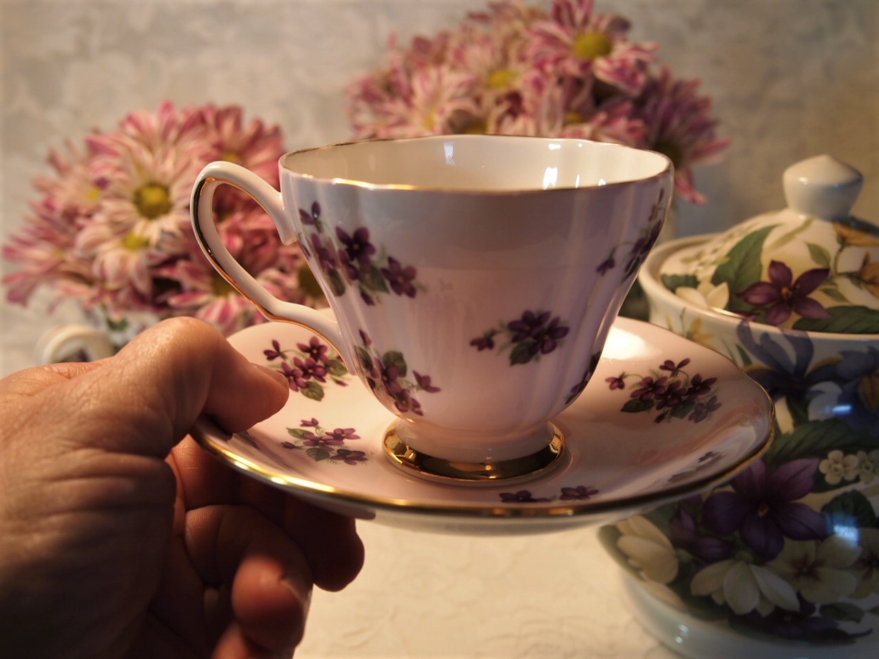 How to serve tea - holding the cup and saucer